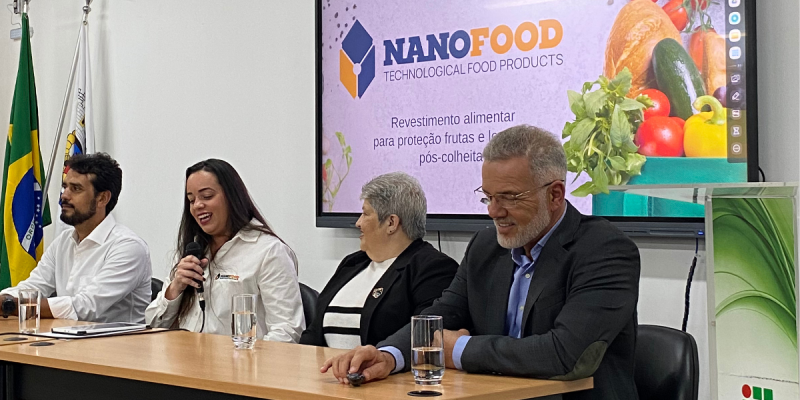 Diversos integrantes do ecossistema de inovação e da indústria de alimentos estiveram presentes. Da esquerda para a direita, Carlos Lopes (Fundepar), Cinthia Rocha (NanoFood), Thereza Cristina (Thereza Cristina - Gerente de captação de recursos e parcerias da secretaria de CT&I da prefeitura de Congonhas) e Waldyr Promicia (ITACITRUS e ABRAFRUTAS)  - Créditos: NanoFood